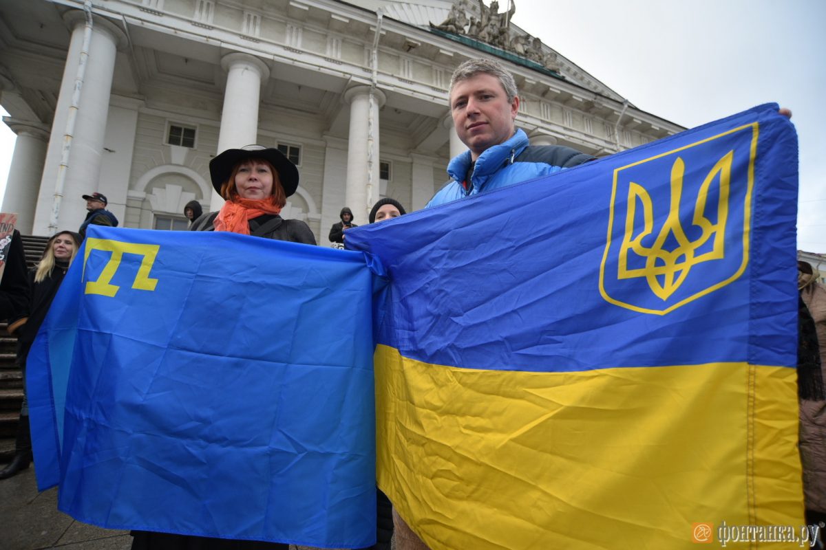 крымскотатарский флаг в ходе марша ненависти